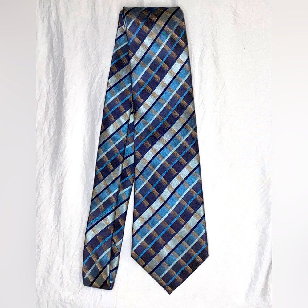 Van Heusen men’s neck Tie Stain resistant handmade 100% silk.